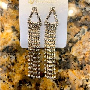 Gold-Like rhinestone pierced earrings